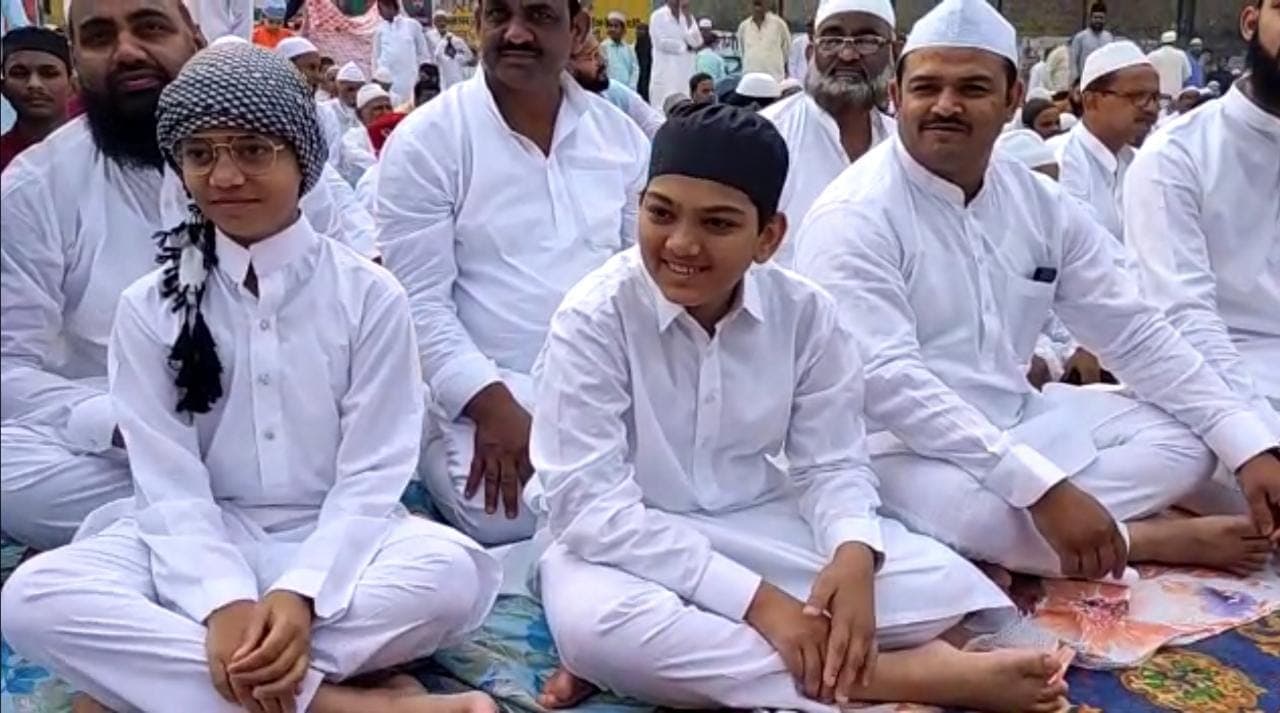 Eid 2022: ईद पर नमाज अदा कर अमन और शांति की मांगी दुआ, गोरखपुर की मस्‍ज‍िदों में उमड़ी भीड़