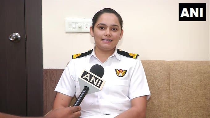 जंगी जहाज की पहली महिला 'ऑब्‍जर्वर्स' कहा- नेवी इस तरह तैयार करता है कि हर मुश्किल का सामना आसानी से कर सकें