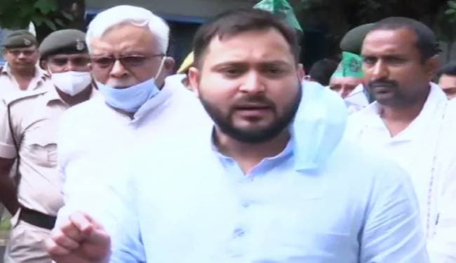 कृषि बिल के विरोध में ट्रैक्टर लेकर सड़क पर उतरे तेजस्वी यादव, कहा- ‘अन्नदाता’ को ‘फंड दाता’ के जरिये बनाया गया कठपुतली