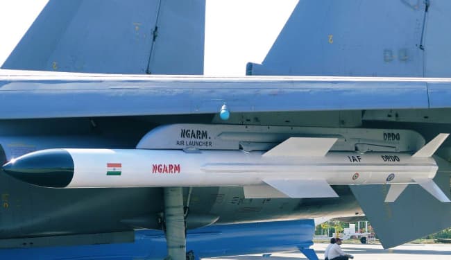 देश की पहली स्वदेशी एंटी रेडिएशन मिसाइल रुद्रम का बालासोर में सफल परीक्षण, रक्षा मंत्री ने दी बधाई