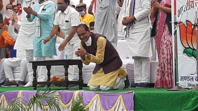 Madhya Pradesh by Election 2020 : अरे ! दिग्विजय सिंह और कमलनाथ तुम क्या जानों…, 'घुटने पर शिवराज' पर मचा बवाल