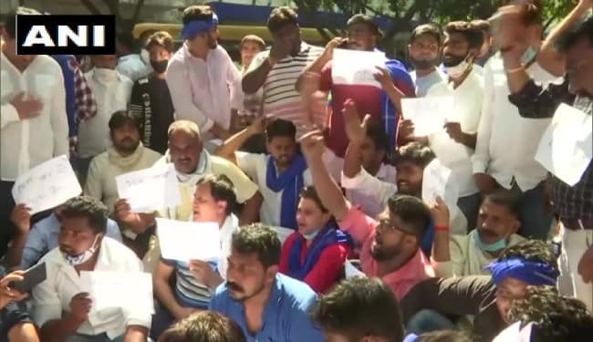 हाथरस मामला : भीम आर्मी के कार्यकर्ताओं ने अस्पताल के बाहर किया धरना प्रदर्शन, आईजी बोले- मेडिकल जांच में बलात्कार की पुष्टि नहीं