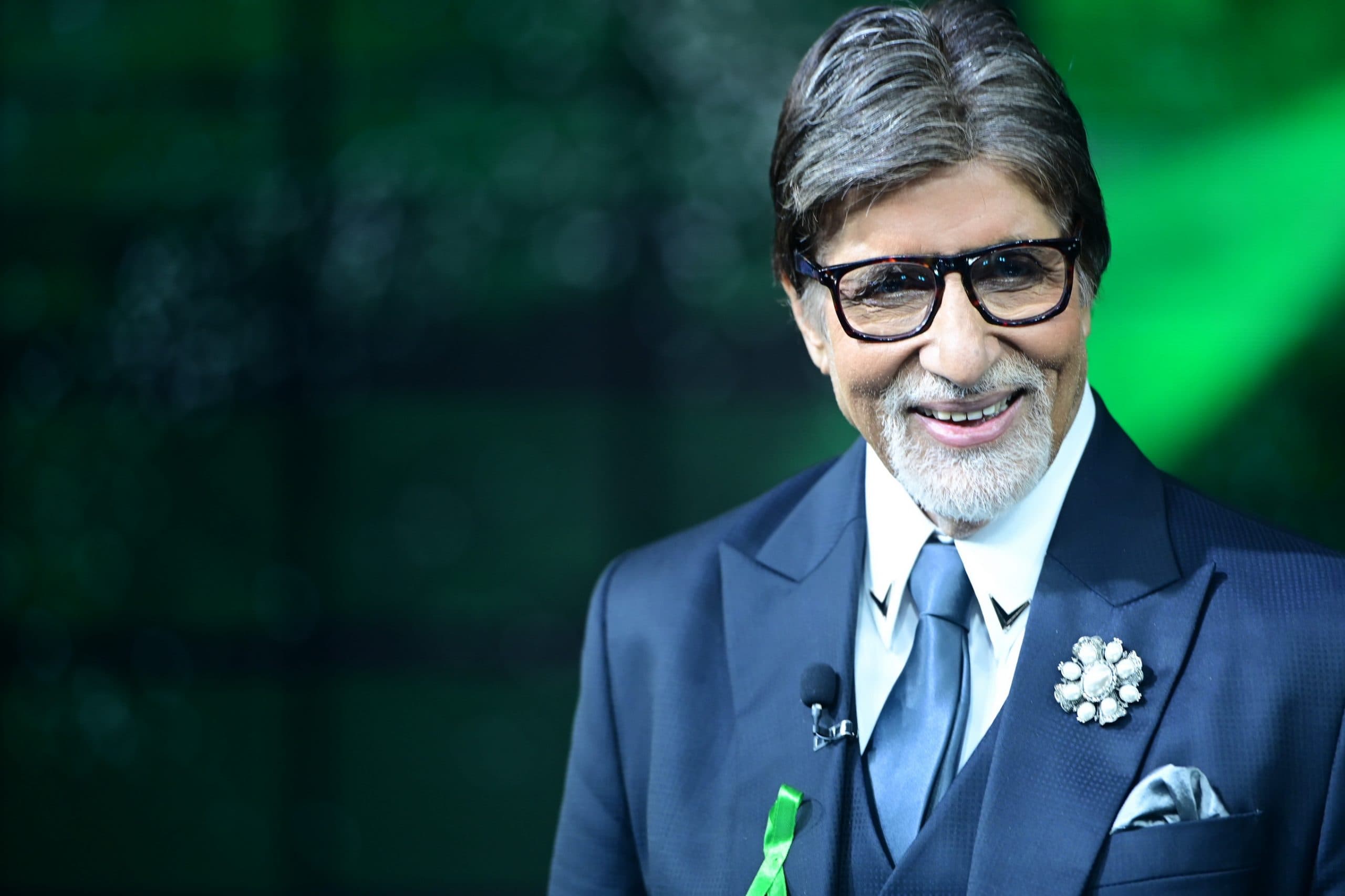 KBC 12: मुश्किल में महानायक अमिताभ बच्चन, 
क्विज शो के सवाल पर Big B समेत 7 के खिलाफ कोर्ट में अर्जी