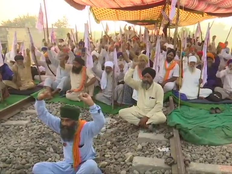 Krishi Bill 2020: पंजाब में सातवें दिन जारी है किसानों का रेल रोको आंदोलन, कृषि कानून के समर्थन में हरियाणा में ट्रैक्ट्रर रैली Krishi Bill 2020: पंजाब में सातवें दिन जारी है किसानों का रेल रोको आंदोलन, कृषि कानून के समर्थन में हरियाणा में ट्रैक्ट्रर रैली