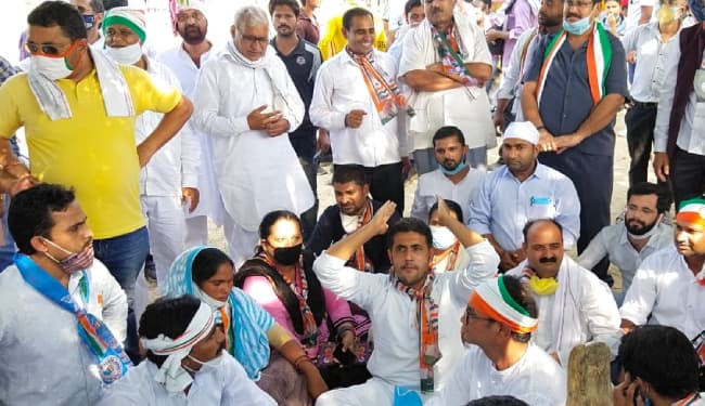 हाथरस की घटना को लेकर कांग्रेस और 'भीम आर्मी' ने किया प्रदर्शन, कांग्रेस ने पुलिस पर लगाया कार्यकर्ताओं को पीटने का आरोप