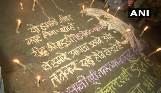 हाथरस घटना को लेकर देश भर में गुस्सा, यूपी में पुलिसिया कार्रवाई के विरोध में धरना प्रदर्शन