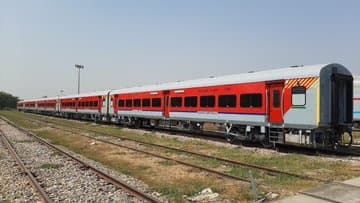 Indian Railways/IRCTC News : रेलवे में रिजर्वेशन को लेकर बदल गया है यह नियम, त्योहार के लिये टिकट कटाने से पहले जान लें ये काम की बात