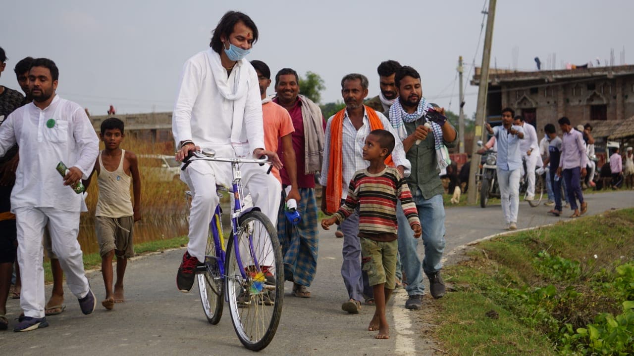 ‍Bihar Election 2020: चुनाव में बड़े लाल तेज प्रताप का ‘लालू तड़का’, साइकिल पर सवार होकर जा रहे हैं जनता के द्वार