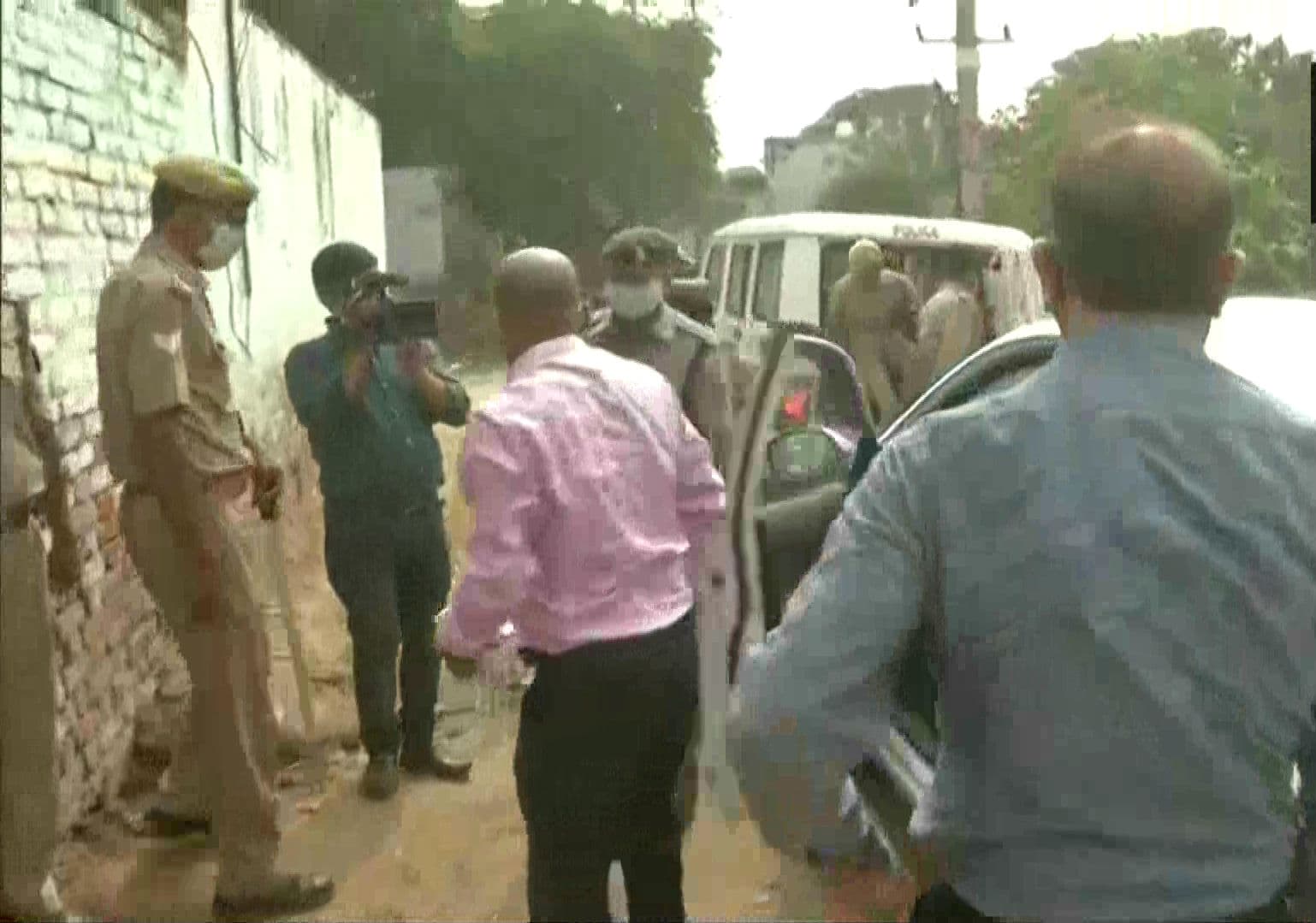 Hathras Gangrape: आरोपियों के परिवार वालों से पूछताछ करने हाथरस पहुंची सीबीआई की टीम