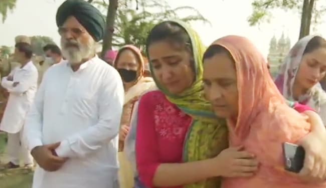 शौर्य चक्र विजेता बलविंदर सिंह संधू के परिजनों से मिले SDM, अंतिम संस्कार के लिए तैयार हुआ परिवार