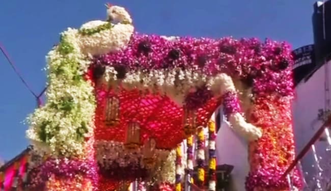 Navratri 2020 : भक्तों ने किया माता वैष्णो देवी के दर्शन, कहा- कोविड-19 के प्रोटोकॉल के साथ खूबसूरती से सजाया गया मां का दरबार