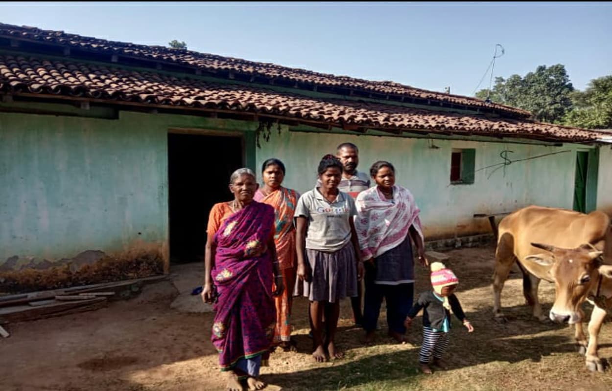 शहीद फेदलिस एक्का के परिवार को नहीं मिली नौकरी, जीएनएम की डिग्री लेकर भटक रही बेटी, प्रशासन ने अंबेडकर आवास का पैसा भी रोका