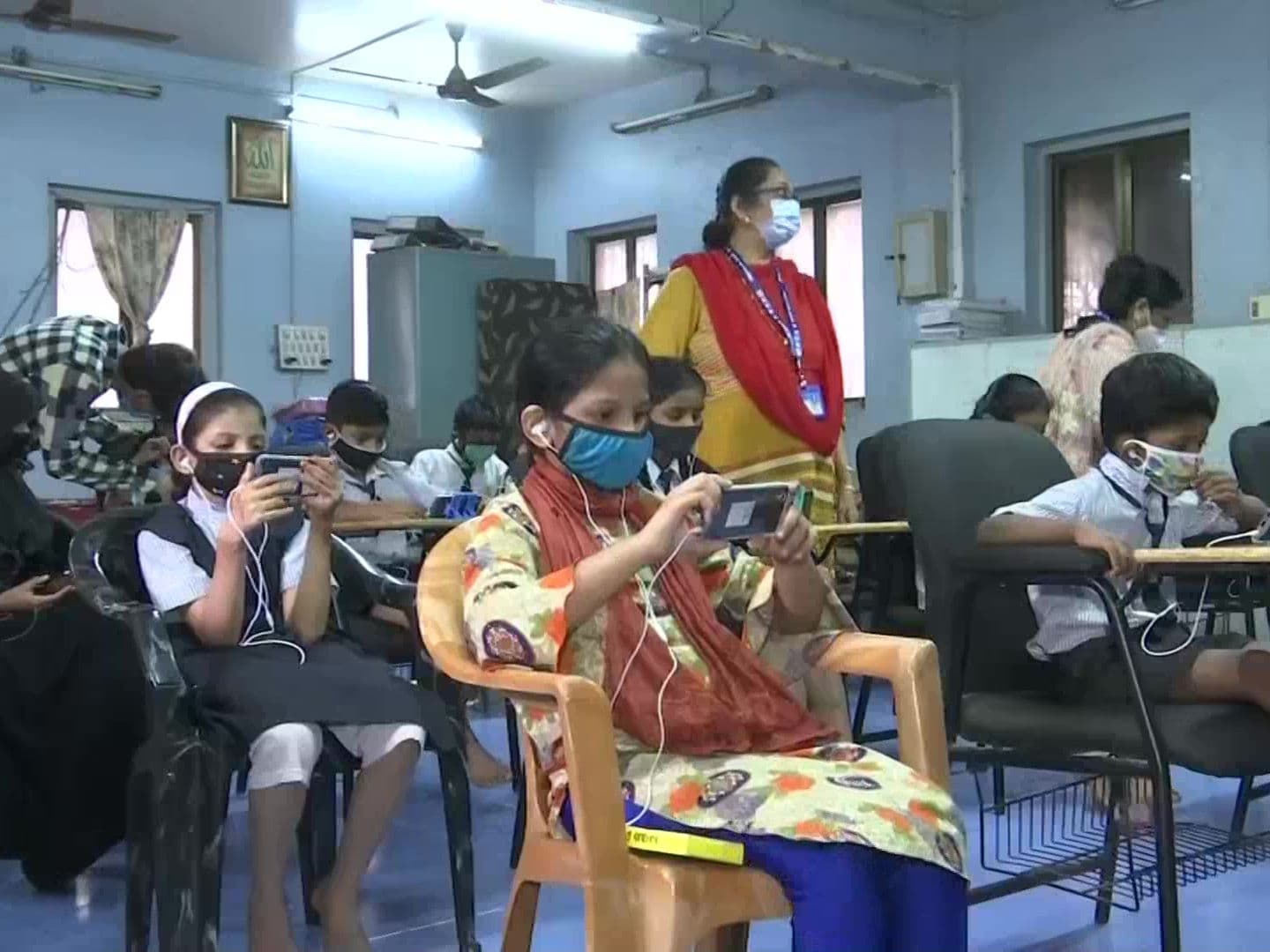 ASER 2021 : ऑनलाइन पढ़ाई के दौर में 26% परिवारों के पास स्मार्टफोन नहीं, कई बच्चे छू भी नहीं पाते फोन