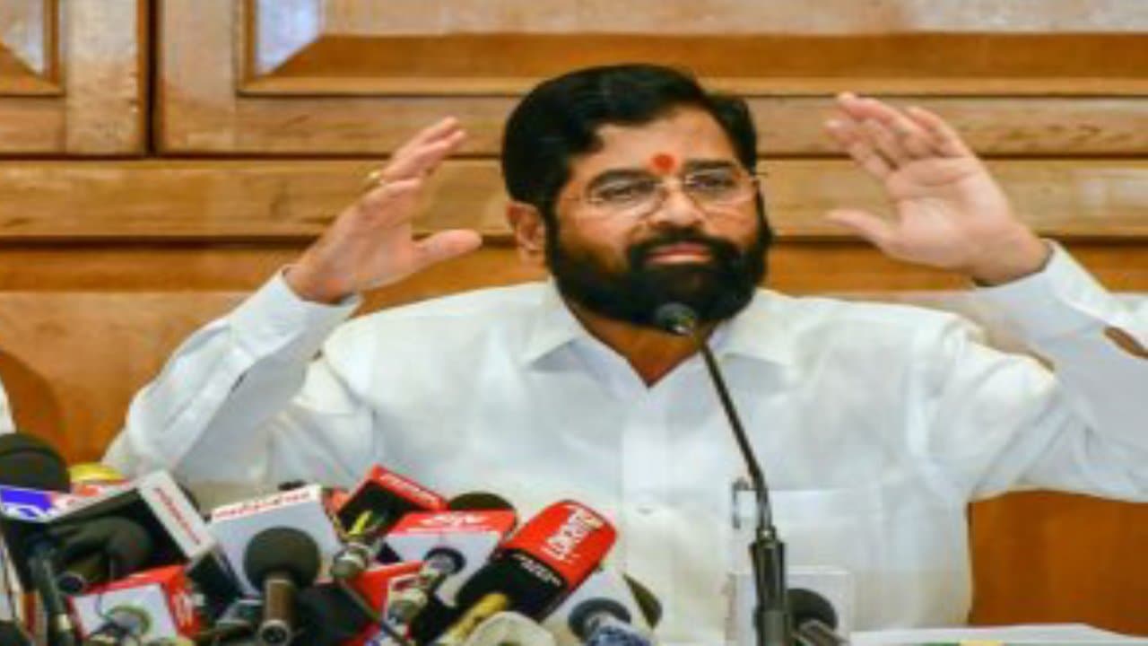 महाराष्ट्र : 'एकनाथी शिवसेना' ने तरेरी आंख, कहा- अजित पवार ने भाजपा से हाथ मिलाया तो...