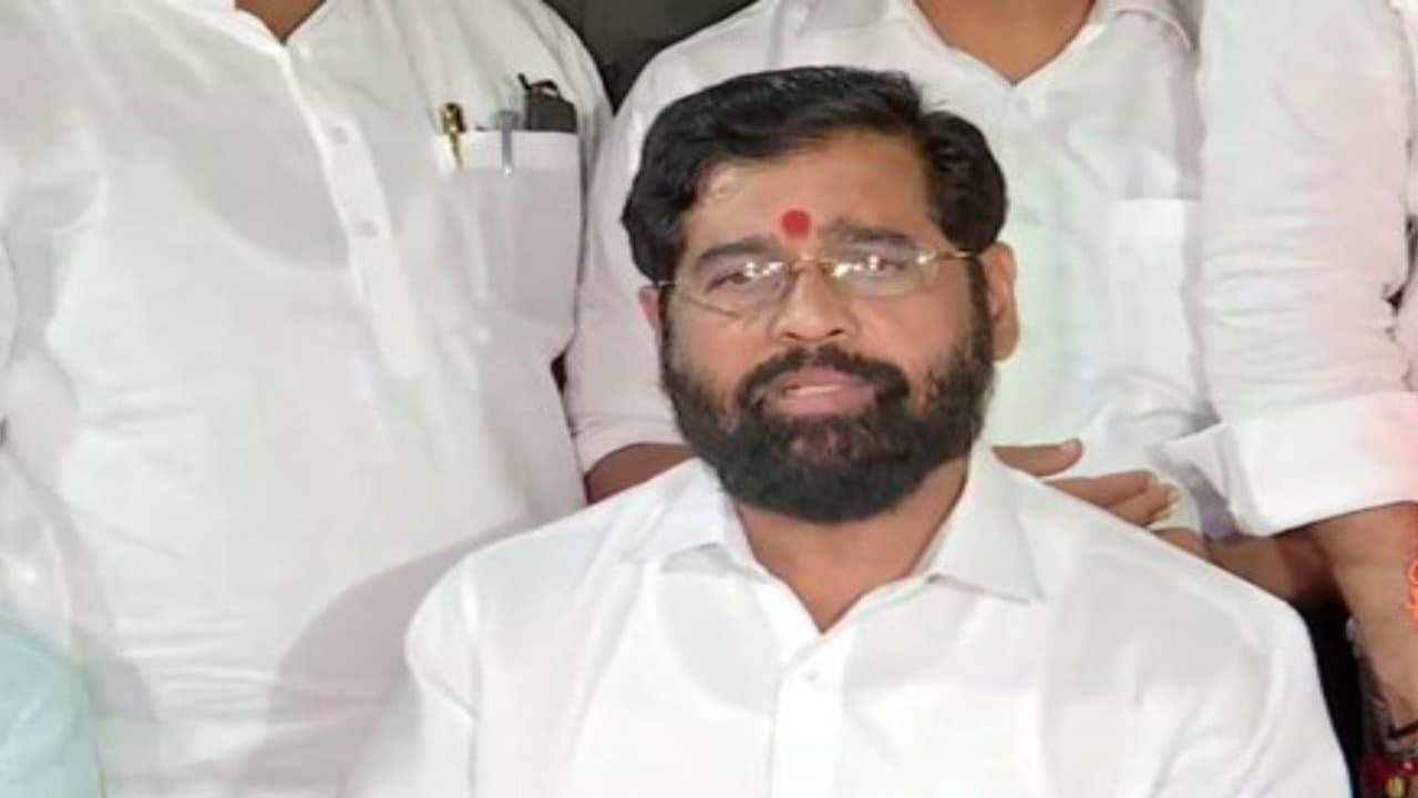 महाराष्ट्र में OPS के लिए धरने पर बैठे कर्मचारी तो शिंदे सरकार ने प्राइवेट एजेंसियों से कर ली हायरिंग