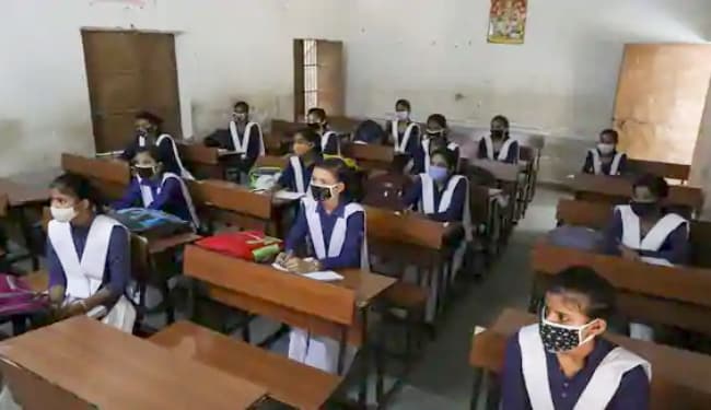 School reopen in UP: उत्तर प्रदेश में आज से खुले छठीं से आठवीं के स्कूल, छात्रों को किताबें, पेन, भोजन साझा नहीं करने का निर्देश, ...पढ़ें पूरी गाइडलाइन