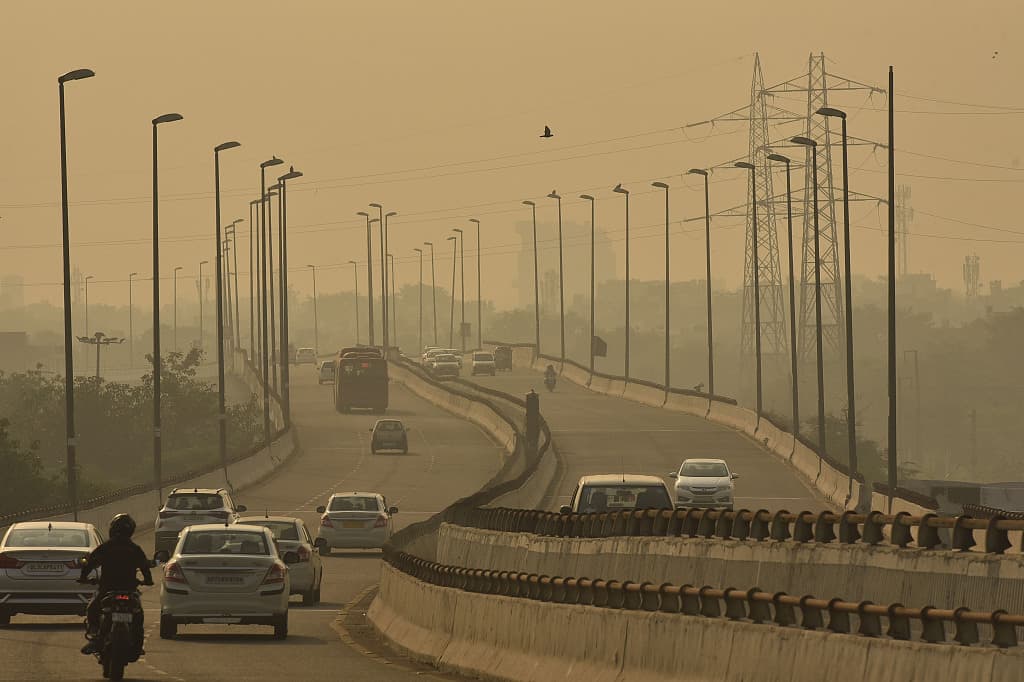 दिल्ली की फिजा में फैली 'काली हवा'! वायु प्रदूषण की वजह से सांस भी लेना हुआ दूभर