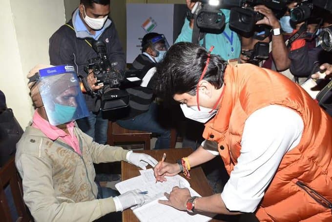 Madhya Pradesh by election 2020 : '28 की 28 सीट पर खिलेगा कमल', वोट डालने के बाद सिंधिया ने कांग्रेस पर यूं किया हमला