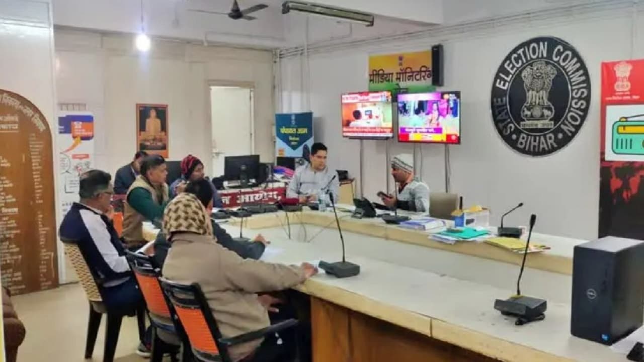 Bihar Nagar Nikay Chunav की रफ्तार धीमी, राज्य निर्वाचन आयोग कंट्रोल रूम से देख रहा हर बूथ