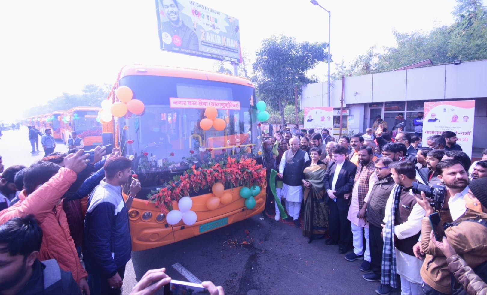 Lucknow News: लखनऊवासियों को मिली 60 बसों की सौगात, आसान हो गई कई रूट पर जाने की राह