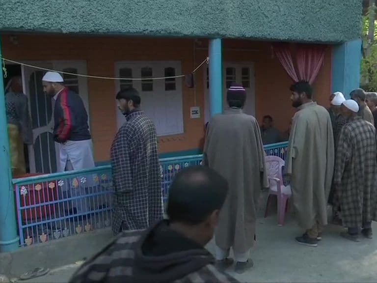 Jammu Kashmir: आतंकी हमले में मारे गये भाजपा नेता की अंतिम यात्रा में उमड़ी भीड़, बोले नकवी- कम नहीं होगा राष्ट्रवाद का जुनून