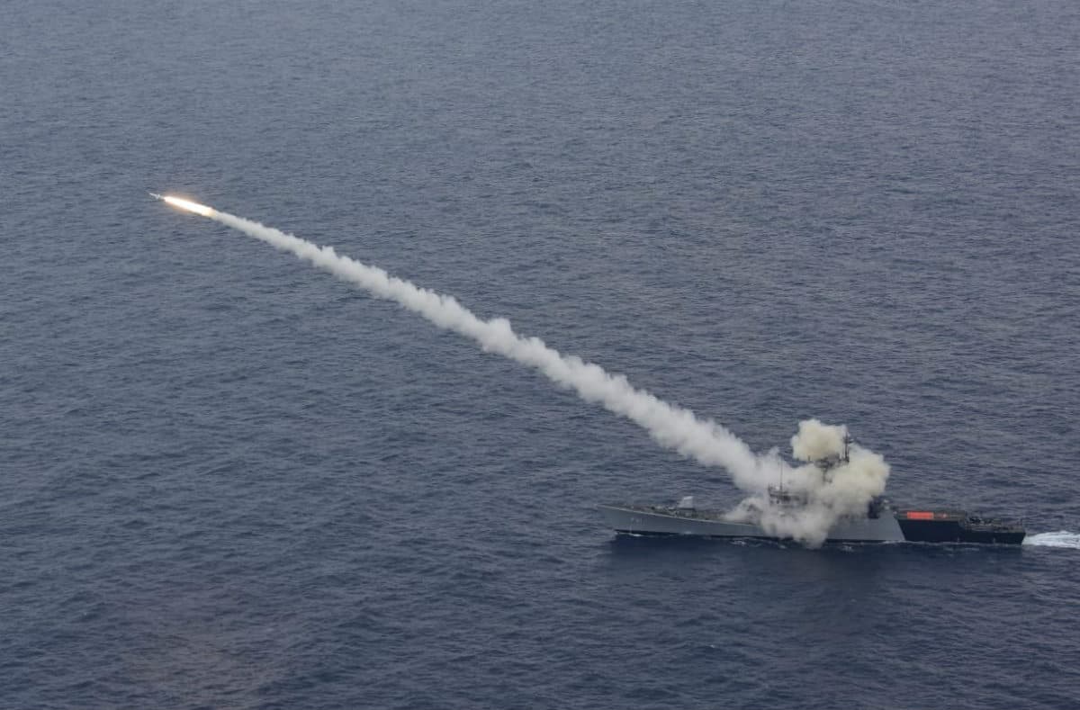 India China Faceoff: भारतीय नौसेना ने बंगाल की खाड़ी में दागी एंटी शिप मिसाइल, धू-धू कर जल उठा जहाज
