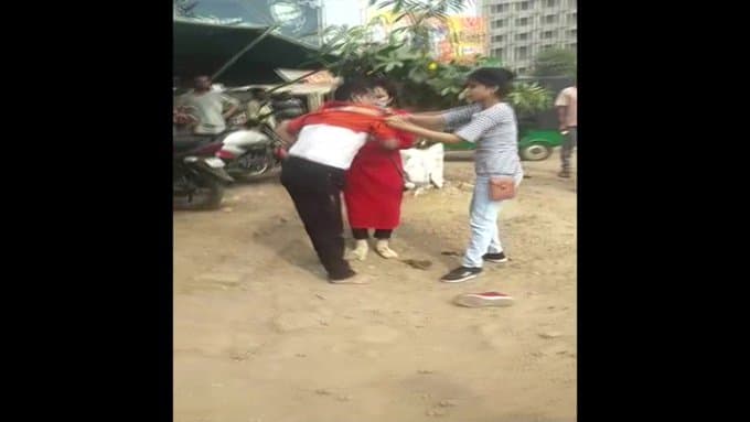 VIRAL VIDEO : यूपी के कांग्रेस नेता को दो महिला ने जूते-चप्पल से पीटा, अनुज मिश्रा ने बताया राजनीतिक साजिश