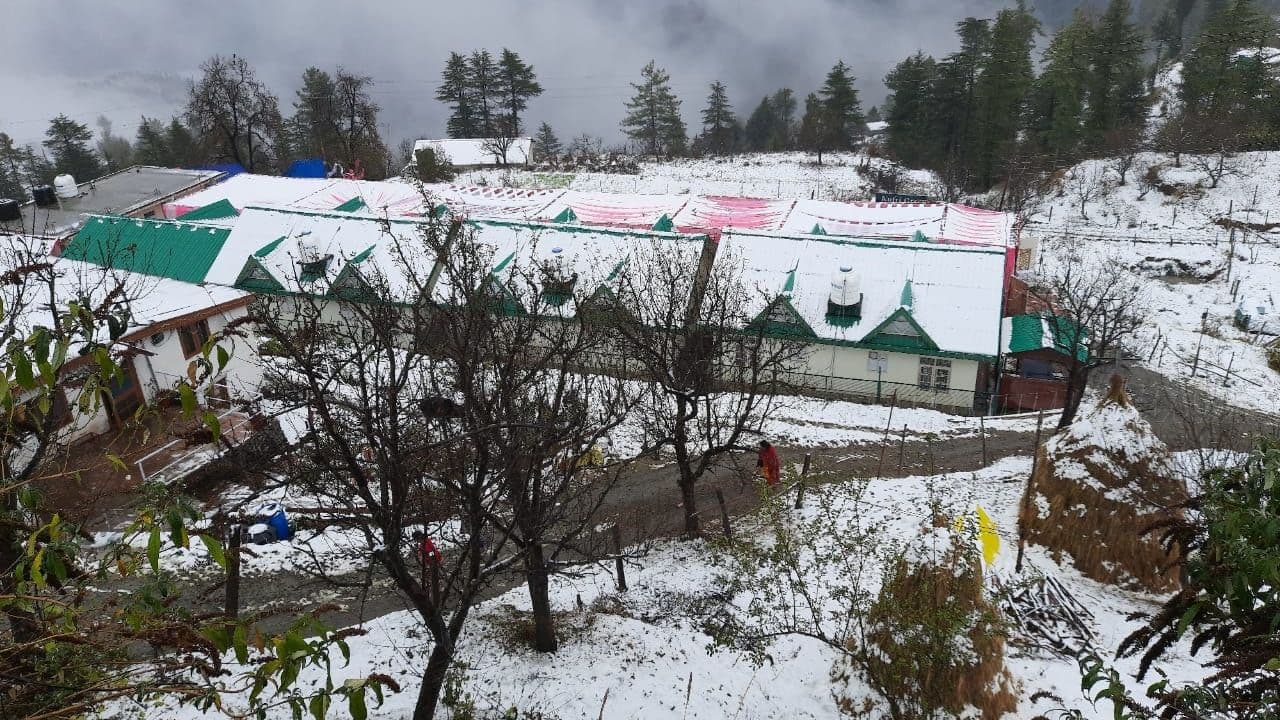 पहाड़ों में भारी बर्फबारी से फिर लौटी ठंड, दिल्ली-एनसीआर में आज भी बारिश, जानें अपने शहर में मौसम का हाल