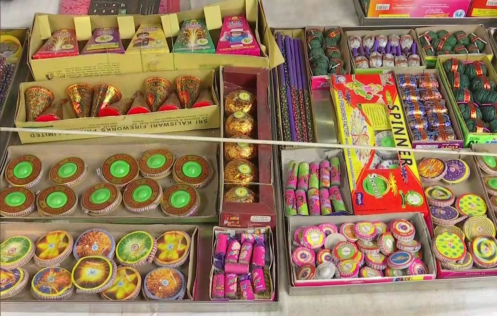 दिल्ली में पटाखे पर रोक से विक्रेता नाराज, कहा- सरकार ने पहले लाइसेंस दिया, फिर लगा दिया बैन, होगा भारी नुकसान