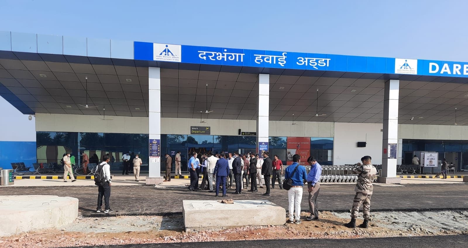 दरभंगा एयरपोर्ट पर यात्रियों के लिए बनेगा फाइबर शेड, विमानों के लिए बनेंगे आठ एप्रोन, डीएम ने लिया काम का जायजा