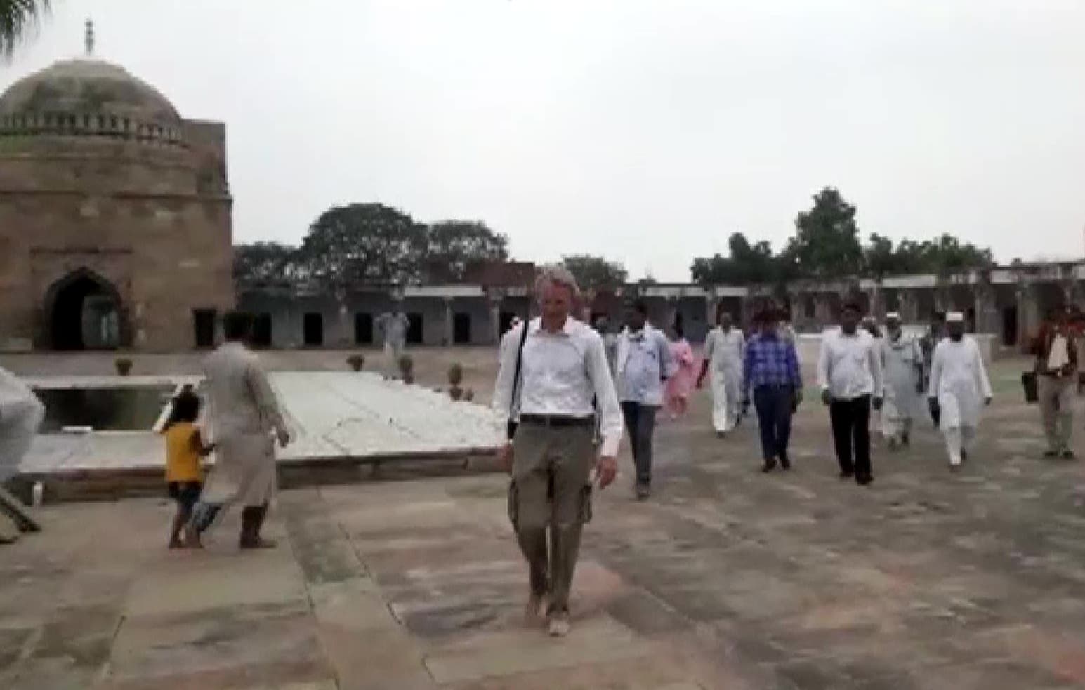 UP News: फ्रांस के राजदूत ने जौनपुर में बड़ी मस्जिद का किया दीदार, बोले- अद्भुत है भारतीय विरासत