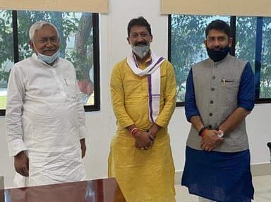 Bihar Chunav: JDU को मिला निर्दलीय सुमित सिंह का साथ, पूर्व मंत्री के बेटे ने जताया सीएम नीतीश कुमार पर भरोसा