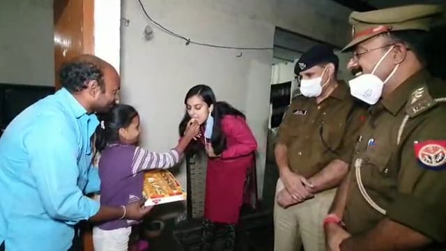 CM योगी तक पहुंची बेटी की गुहार, पटाखा विक्रेता रिहा, तोहफे लेकर पहुंचे बड़े अधिकारी
