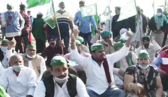 बुराड़ी के मैदान में जुटे सैकड़ों किसान, नारों, गीतों व ढोल-नगाड़ों से गूंजा मैदान