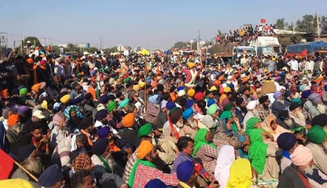 दिल्ली की सिंधु और टिकरी सीमा पर डटे किसान, उत्तर दिल्ली में प्रदर्शन स्थल पर जाने से किया इनकार