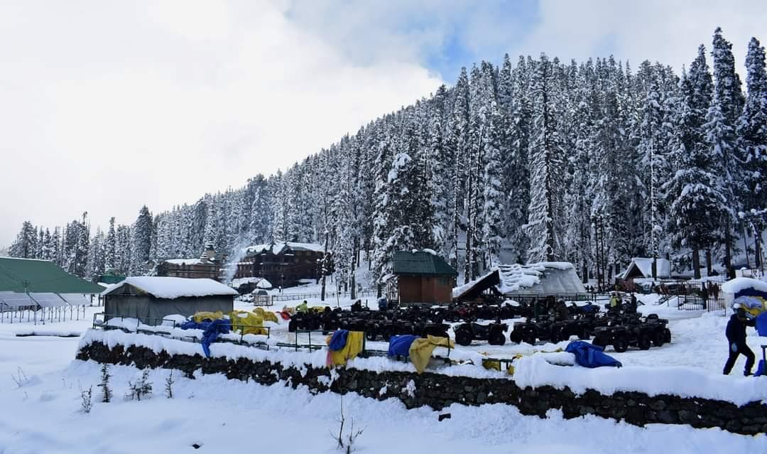 Kashmir snowfall: देखिए! कश्मीर घाटी में पहली बर्फबारी की मनमोहक तस्वीरें
