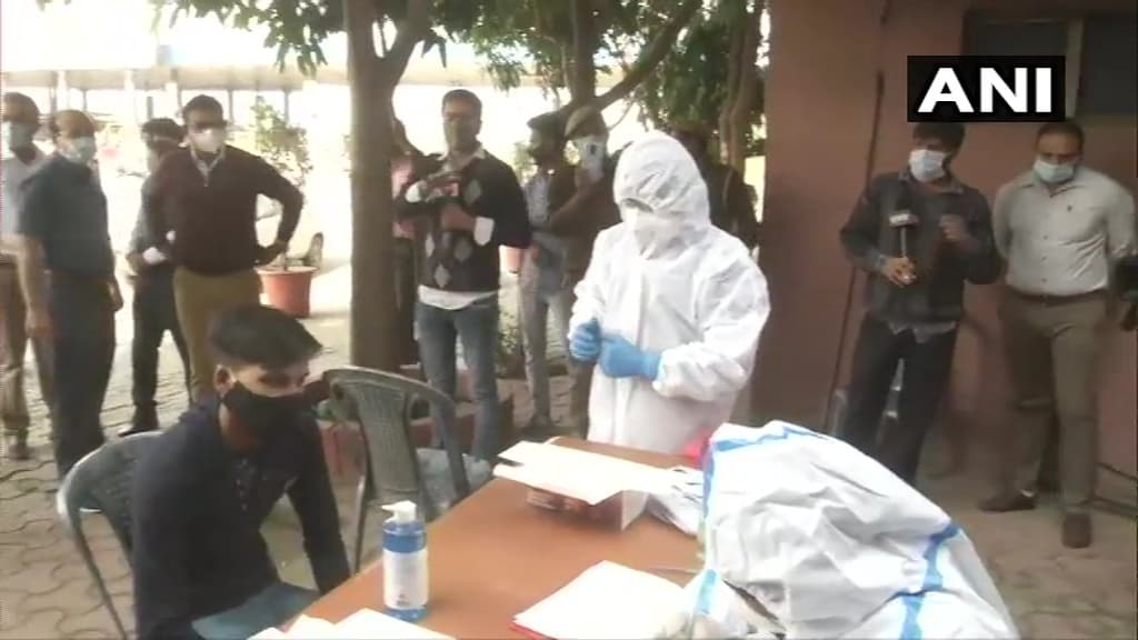 Coronavirus : बढ़ते कोरोना केस से डर, दिल्ली से नोएडा आने वालों का बॉर्डर पर हो रहा रैंडम कोविड टेस्ट