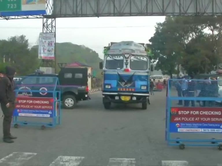 J&K: DDC चुनाव से पहले कश्मीर में दहशत फैलाने की साजिश नाकाम, चार आतंकी ढेर, भारी मात्रा में हथियार बरामद