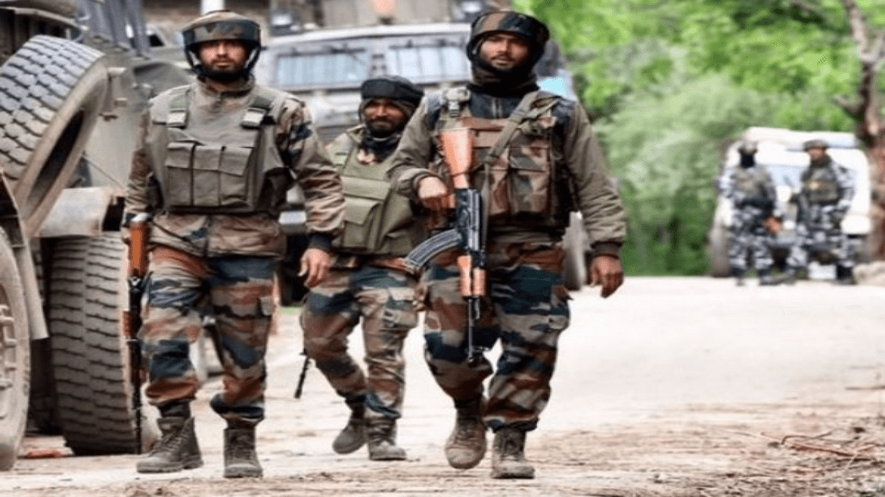 जम्मू-कश्मीर के बारामूला में सुरक्षा बलों के साथ मुठभेड़ में दो आतंकवादी ढेर