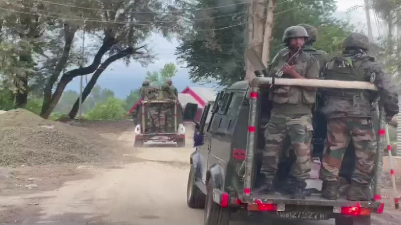 जम्मू-कश्मीर के बारामूला में सुरक्षा बलों के साथ मुठभेड़ में एक आतंकी ढेर, लश्कर के दो टेररिस्ट अरेस्ट