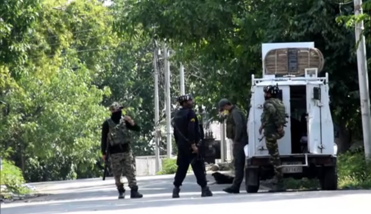 जम्मू-कश्मीर के पुलवामा में सुरक्षा बलों और आतंकियों में मुठभेड़ जारी, गोलीबारी में 5 टेररिस्ट ढेर, एक जवान भी शहीद