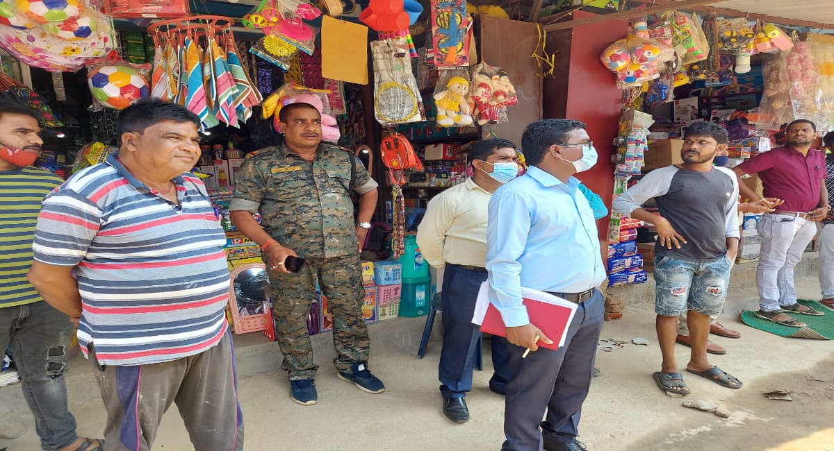 सिमडेगा के मार्केट कॉम्प्लेक्स क्षेत्र में चला अतिक्रमण हटाओ अभियान, दुकानदारों पर 27 हजार का लगाया जुर्माना