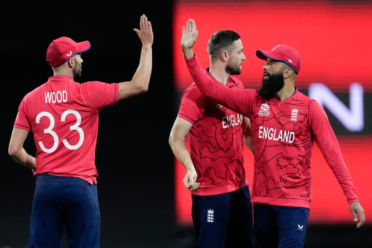 SL vs ENG, T20 World Cup: इंग्लैंड ने श्रीलंका को 4 विकेट से हराकर सेमीफाइनल में बनायी जगह