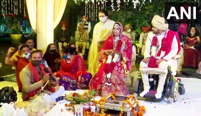 सच्ची मोहब्बत की मिसाल : व्हील चेयर पर दूल्हे को बैठा दुल्हन ने लिये सात फेरे