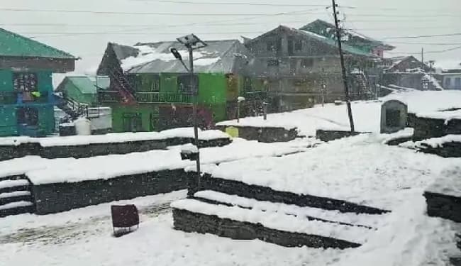 हिमाचल में बर्फबारी रुकी, अब गिरने लगे हिमखंड, बर्फ में दब गयीं 280 भेड़ें