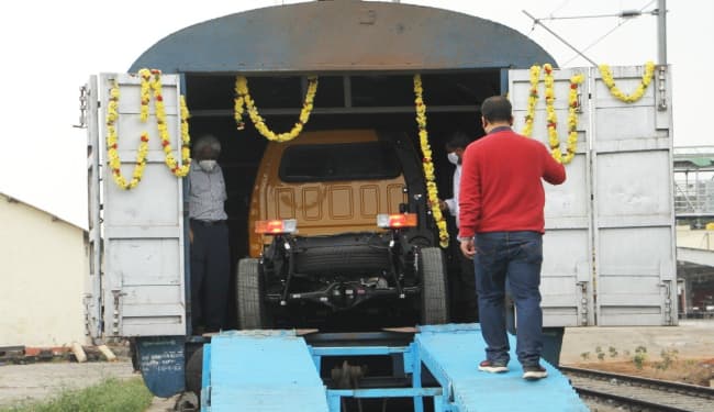 दक्षिण पश्चिम रेलवे के तमिलनाडु के होसुर से वाहनों की पहली खेप बांग्लादेश के बेनापोल रेलवे स्टेशन के लिए रवाना