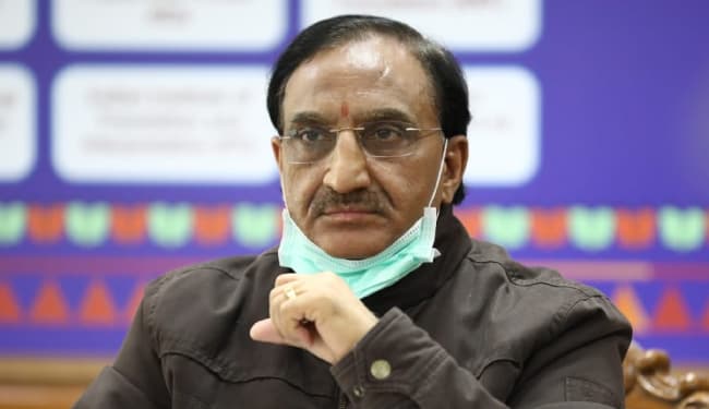 छात्रवृत्ति और फैलोशिप का समय पर भुगतान सुनिश्चित करने को लेकर शिक्षा मंत्री ने यूजीसी को दिया हेल्‍पलाइन शुरू करने का निर्देश