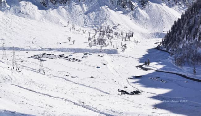 जम्मू-कश्मीर में बर्फबारी से घाटी में बिगड़ा मौसम, श्रीनगर-लेह हाईवे बंद