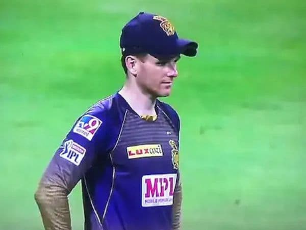 IPL 2021 में दो कैप पहने मैदान में क्यों नजर आ रहे हैं ये विदेशी कप्तान, क्या है इसकी वजह