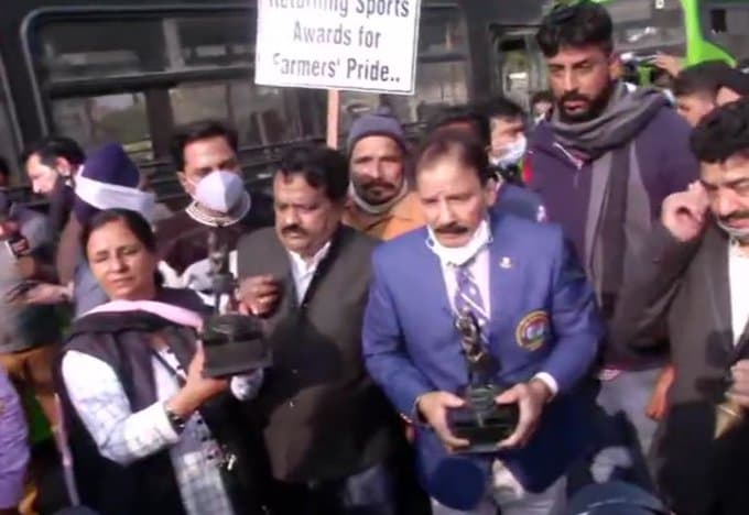 Kisan Andolan : मोदी सरकार में फिर शुरू हुआ अवार्ड वापसी दौर, जानें किसानों के पक्ष में कौन-कौन आये